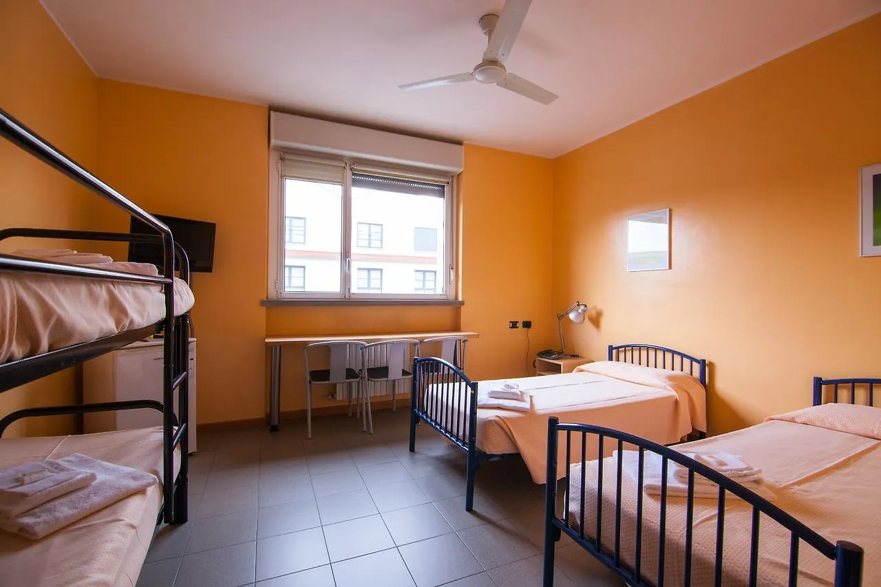 La Cordata Accommodation - Zumbini 6 Милан 3*,